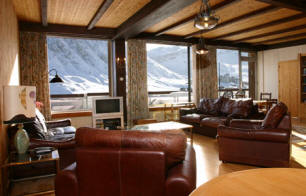 Chardon Lounge